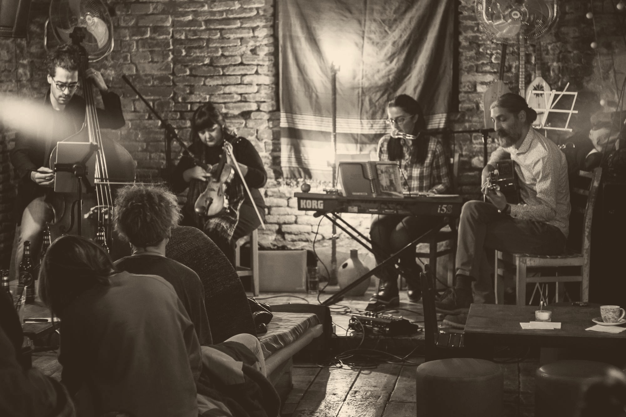 Stumari intimate live performance